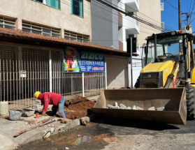 Cesama entrega remodelação de rede de esgoto em rua do bairro Aeroporto