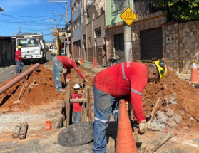Cesama realiza remodelação de rede de esgoto em rua do bairro Grajaú