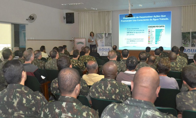4ª Brigada de Infantaria Leve recebe palestra da Cesama sobre uso racional da água
