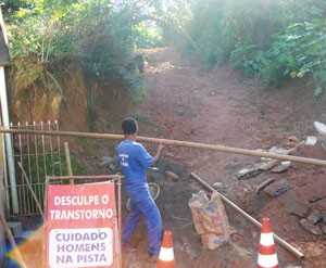 Ampliação dos serviços - Cesama realiza extensão de rede de esgoto no Bairro Santa Efigênia