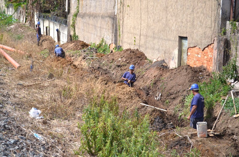 Cesama implanta 250 metros de novas redes de esgoto no Bairro Francisco Bernardino