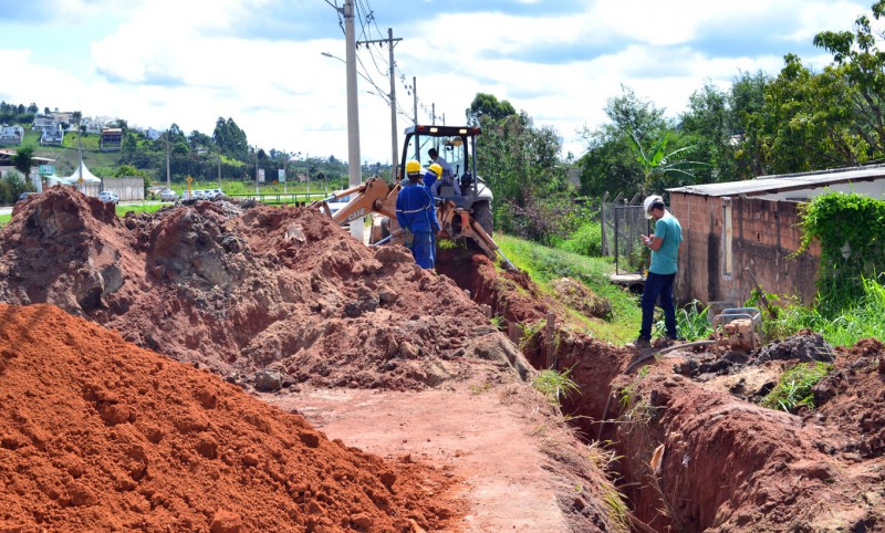 Bairro São Pedro recebe 3,5 quilômetros de redes de esgoto em obras de despoluição do Rio Paraibuna 