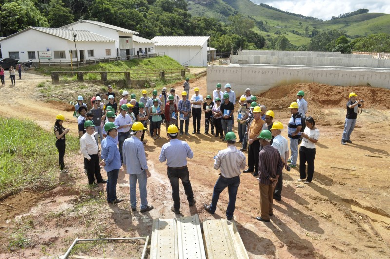 Prefeito visita obras da ETE União-Indústria acompanhado de lideranças comunitárias e religiosas