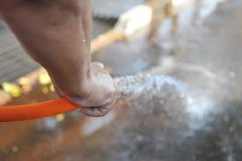  Equipe de conscientização da Cesama segue visitando imóveis que desperdiçam água