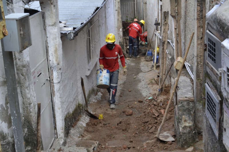 Saneamento básico - Bairro Tapera Alta recebe 150 metros de novas redes de esgoto da Cesama