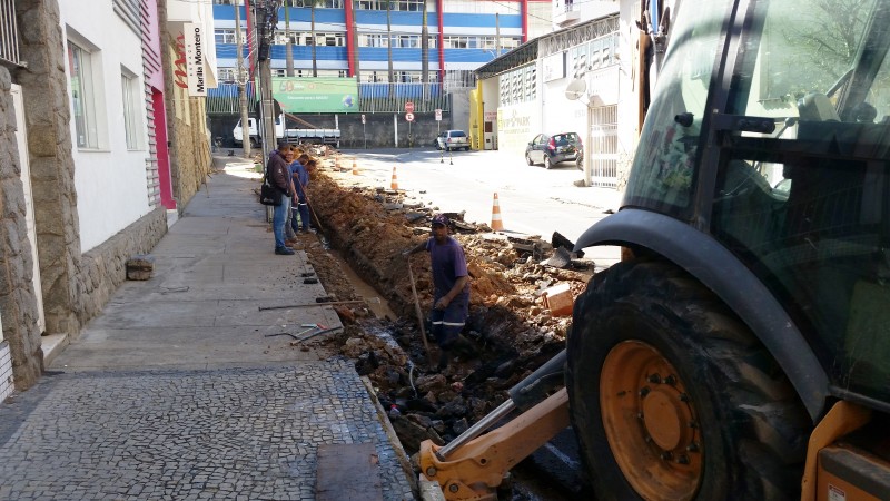 Bairro São Mateus - Cesama substitui ligações de esgoto da Rua Oswaldo Aranha nesta segunda