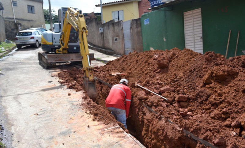 Saneamento básico - Cesama substitui 280 metros de redes de esgoto no Bairro Santa Rita de Cássia
