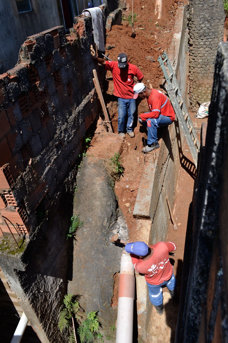 Bairro Santa Efigênia recebe serviços de remodelação de redes de esgoto da Cesama