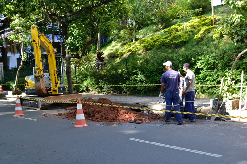 Cesama inicia remodelação da rede de água da Rua Santo Antônio, e trânsito fica em meia pista