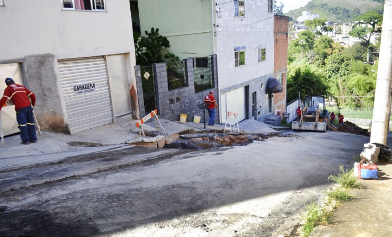 Cesama implanta nova rede de esgoto em rua do Bairro Teixeiras