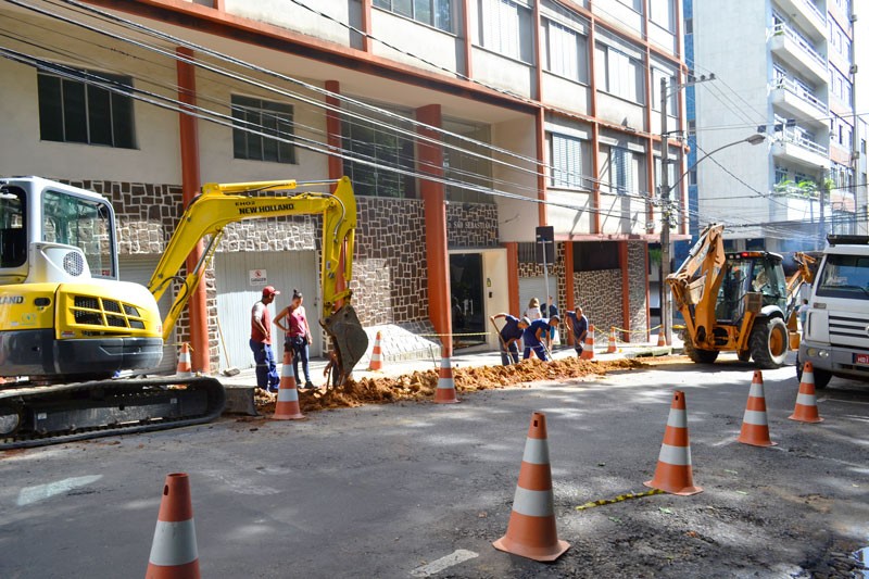 Rua Marechal Deodoro recebe 140 metros de novas redes de água