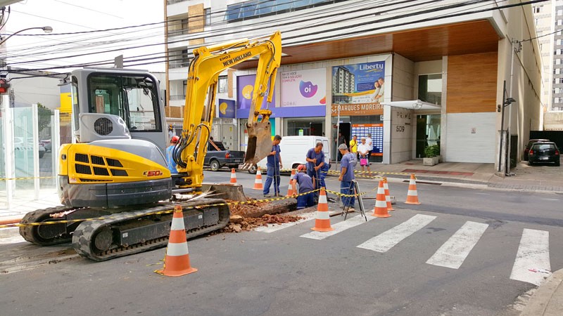 Extensão de redes  Cesama implanta 450 metros de novas tubulações na Rua Oswaldo Cruz