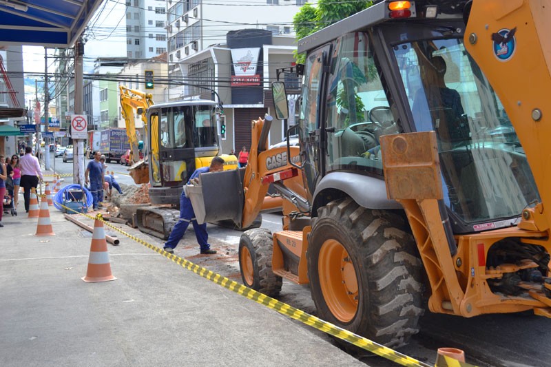 Cesama implanta 425 metros de novas redes na Rua Floriano Peixoto