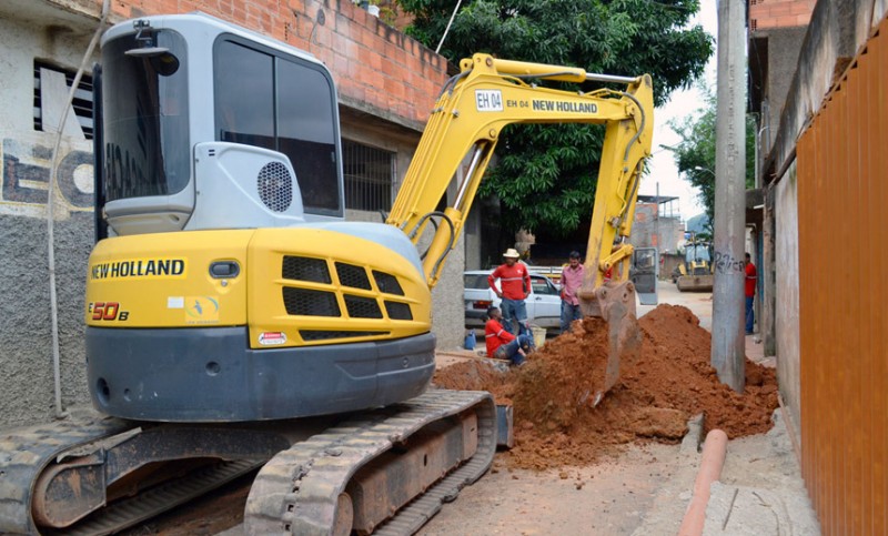 Cesama substitui 400 metros de redes de esgoto no Bairro Ladeira