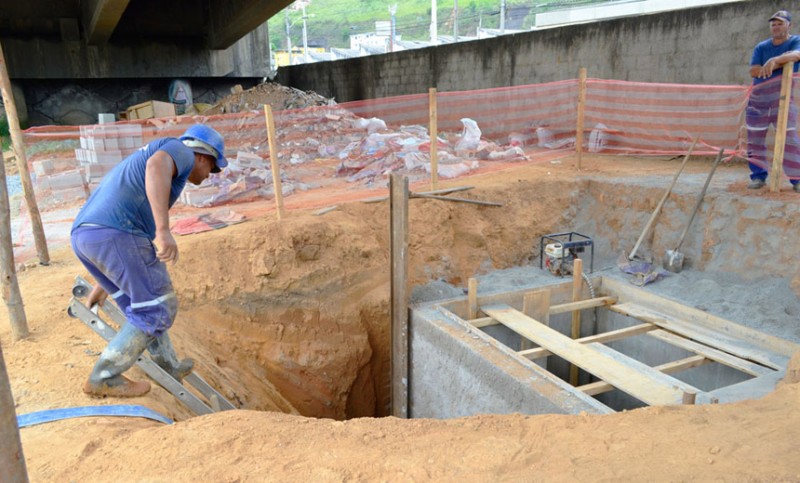 Subadutora de São Pedro - Cesama realiza trabalhos de transposição da ferrovia no Bairro Industrial