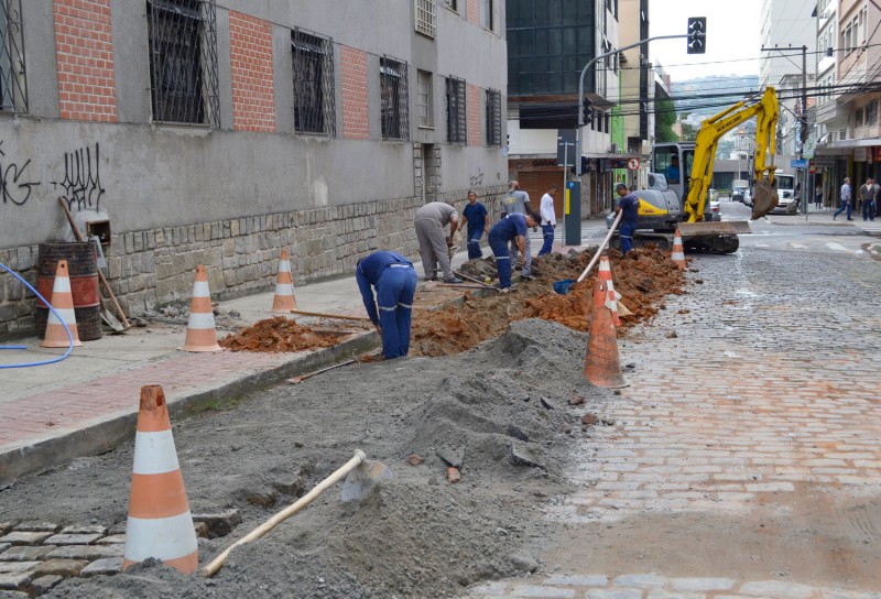 Cesama trabalha na implantação da rede de água da Rua São Sebastião no domingo