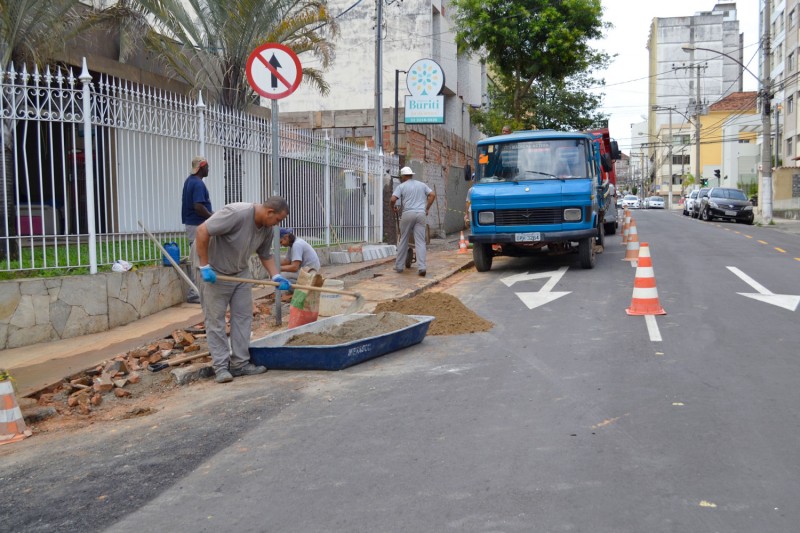 Cesama implanta 70 metros de novas redes de água na Rua Tiradentes