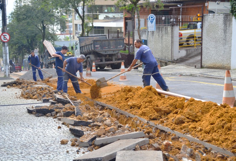 No domingo - Cesama realiza novas obras para reforçar abastecimento nas ruas Santo Antônio e Pasteur