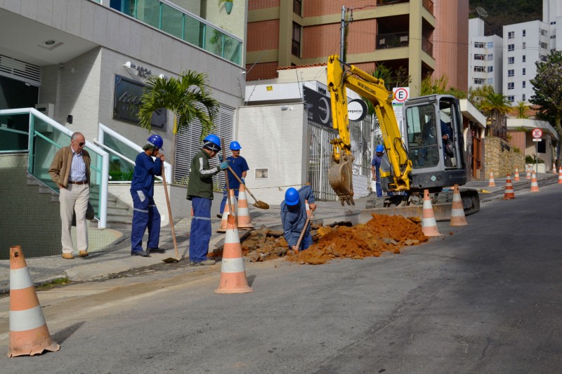 Obras no Centro - Cesama realiza travessia da rede de água da Rua Benjamin Constant neste domingo