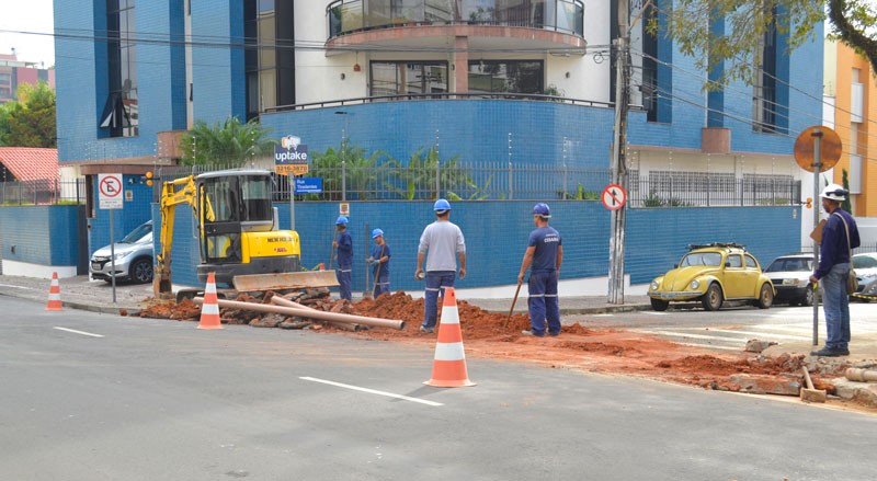 Cesama inicia implantação de 260 metros de redes de água na Rua Tiradentes