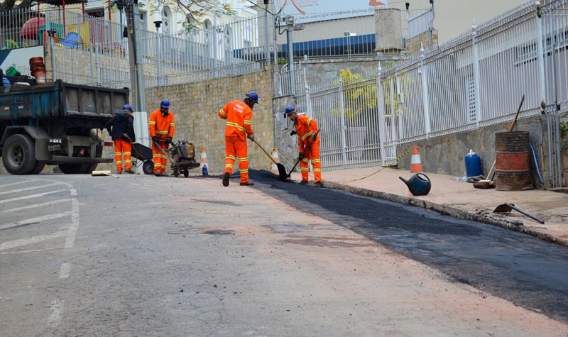 Obras no Centro - Cesama implanta 220 metros de redes de água na Rua Dona Maria Helena Teixeira