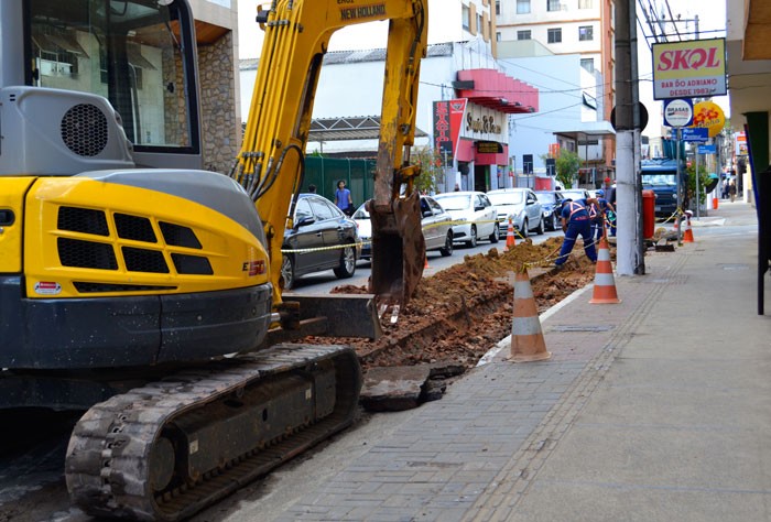 Cesama inicia implantação de 200 metros de redes de água na Rua Santo Antônio