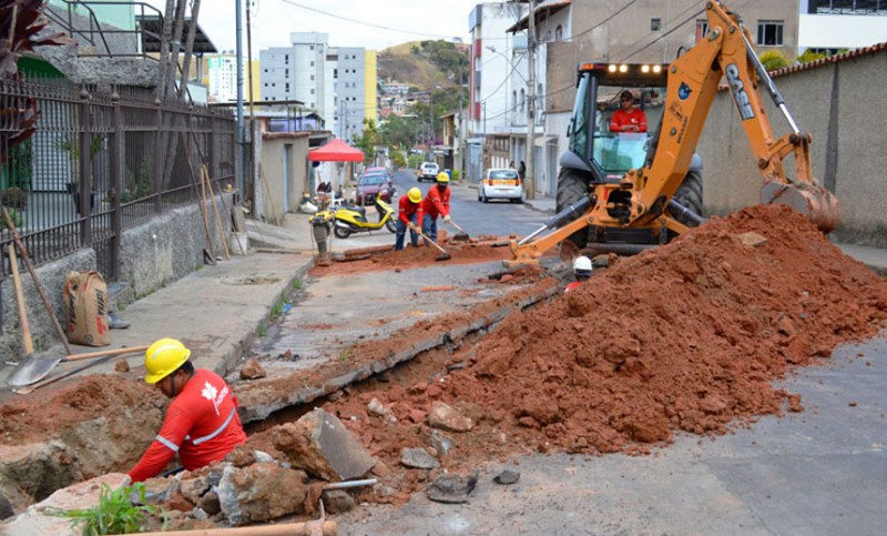 Bairro Bandeirantes recebe mais 600 metros de novas redes de esgoto
