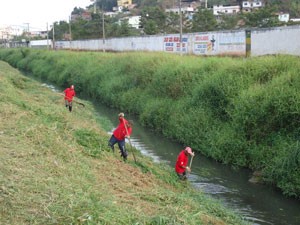 Cesama limpa córrego do Bairro São Pedro e realiza dragagem do Rio Paraibuna