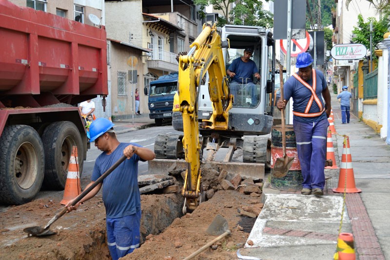 Obras no Centro - Cesama inicia remodelação de 350 metros da rede de água da Rua Silva Jardim
