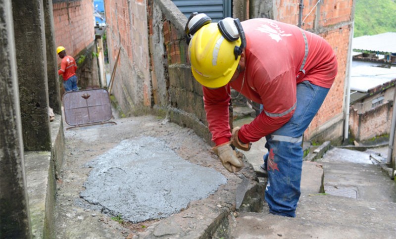 Escadão do Bairro Esplanada recebe serviços de remodelação de rede de esgoto