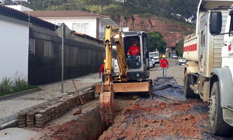 Bairro Quintas da Avenida recebe 150 metros de novas redes de esgoto