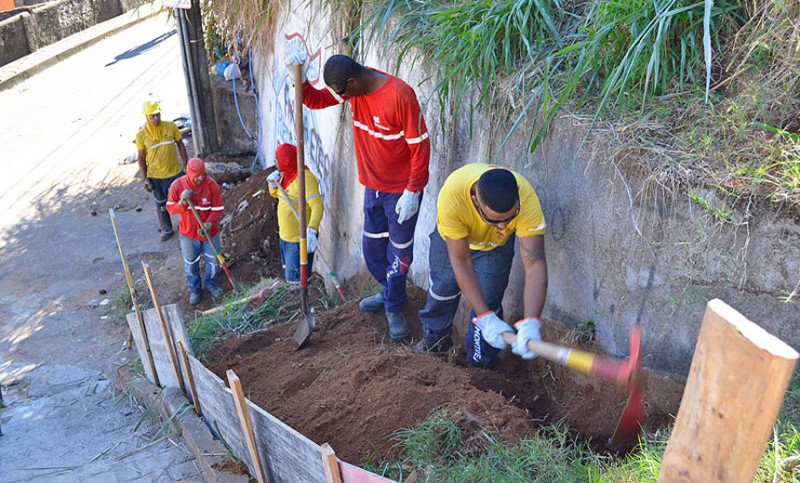 Cesama implanta 130 metros de novas redes de esgoto no Bairro Vila Ideal