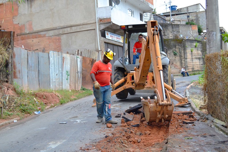 Rua do Bairro Linhares recebe 80 metros de novas redes de esgoto da Cesama