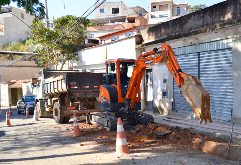 Bairro Democrata recebe cem metros de novas redes de água