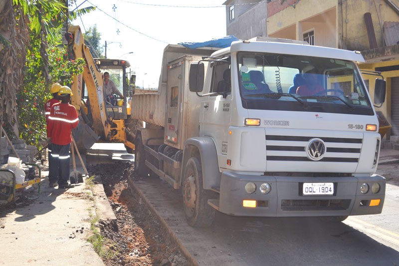 Cesama substitui rede de esgoto na Avenida Juiz de Fora e trânsito é alterado