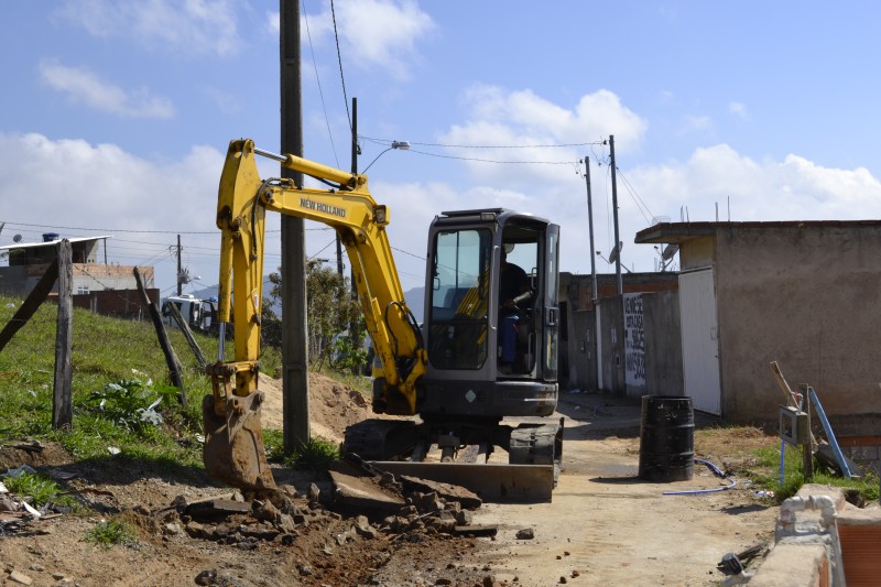 Alto Santo Antônio  Cesama trabalha em realocação de rede de água na Rua Porto Seguro