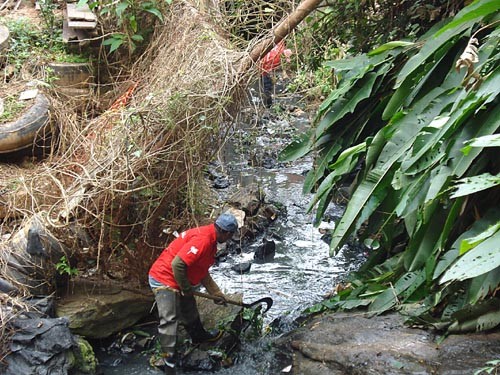 Córrego do Bairro Marumbi recebe limpeza