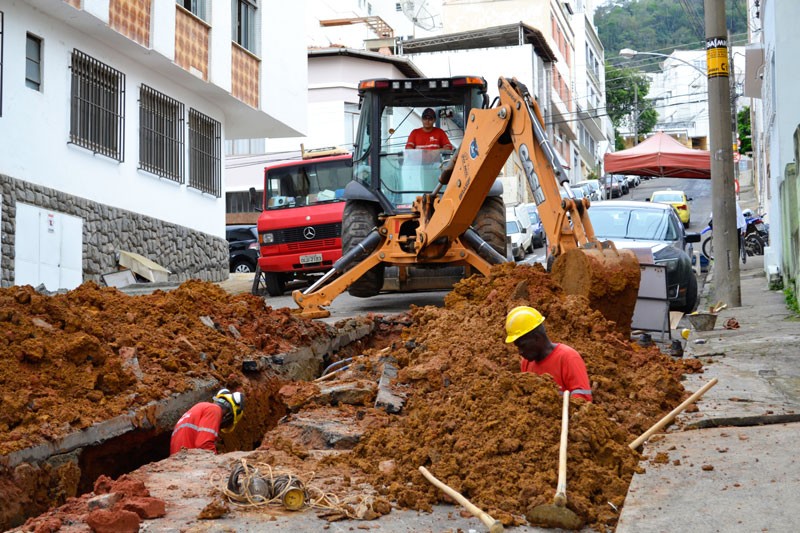 Cesama remodela mais 90 metros de redes de esgoto no Centro