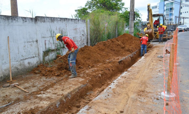 Cesama continua trabalho em rede de esgoto no Santa Catarina