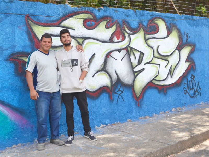 Filho de funcionário da Cesama participa da grafitagem de reservatório da companhia