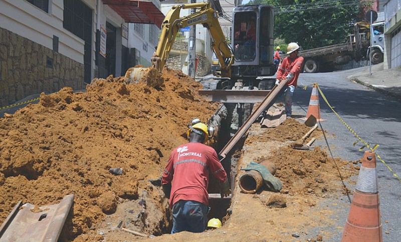Cesama remodela 500 metros de redes de esgoto na Rua Espírito Santo