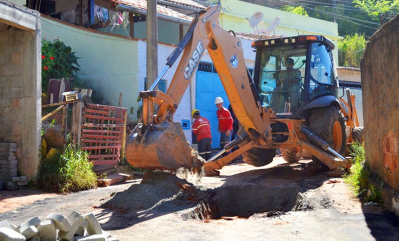  Bairro Três Moinhos recebe 120 metros de novas redes de esgoto da Cesama
