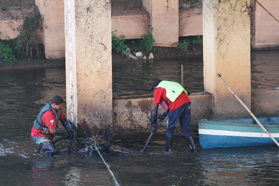 Cesama limpa pilares do Rio Paraibuna e prossegue com manutenção do córrego do Bairro Marumbi