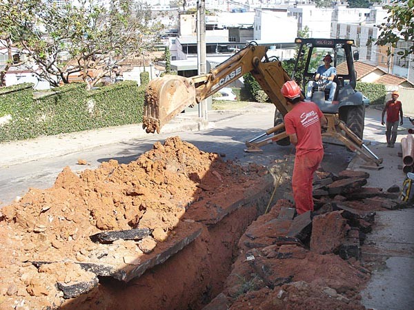 Bairro Santos Anjos recebe cerca de 532 metros de novas redes de esgoto