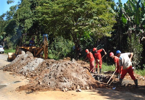 Investimentos no sistema - Cesama substitui rede de esgoto no Bairro Santa Cruz para aumentar vazão 