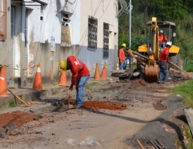 Bairro Vila Ozanan recebe 260 metros de novas redes de esgoto