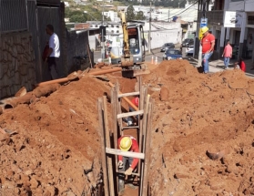 Bairro Santos Dumont recebe 410 metros de novas redes de esgoto