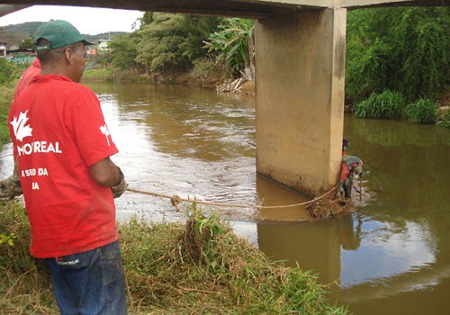 Cesama encontra sofá jogado às margens do Rio Paraibuna durante realização de limpeza