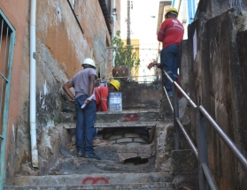 Escadão do Bairro São Bernardo recebe 70 metros de novas rede de esgoto