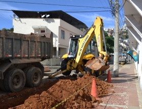 Bairro Santa Cecília recebe 400 metros de novas redes de esgoto